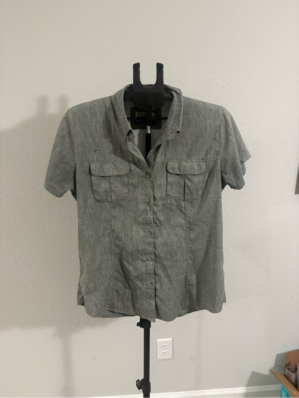 Magellan Outdoors Men's Short-Sleeve Button-Down Shirt in Heather Gray